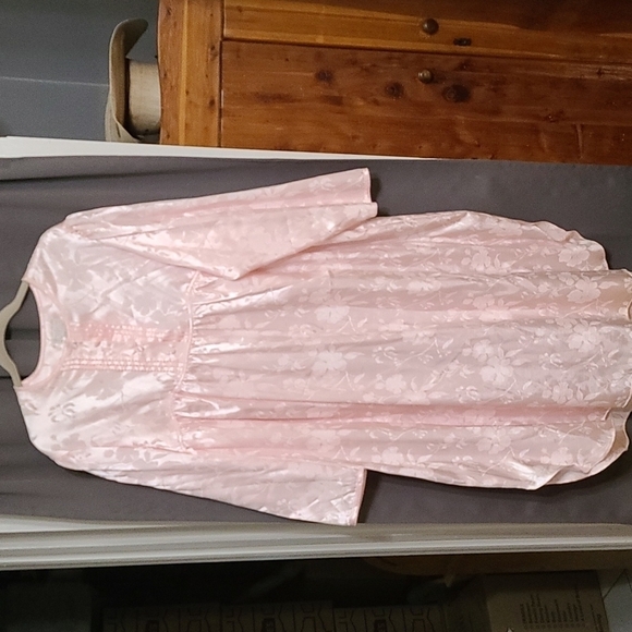 NWT Erika Taylor Intimates Nightgown Satiny Pink Floral Embossed Buttons Sz L - Picture 1 of 8